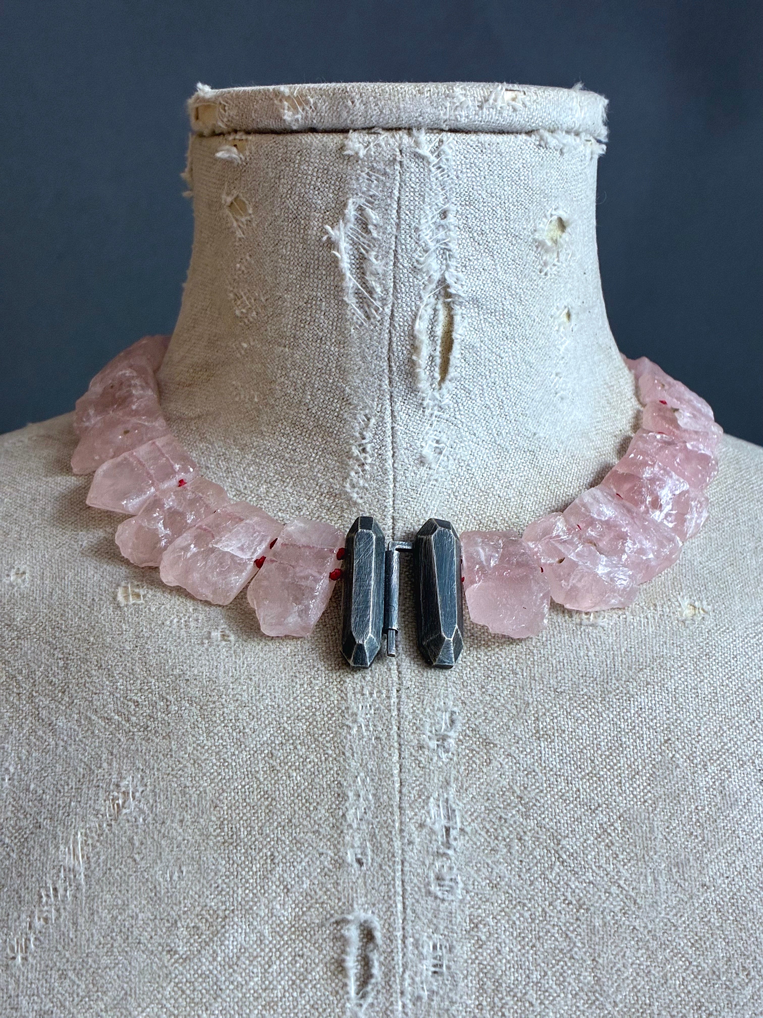 Collar de Cuarzo Rosa Bruto con Cierre Frontal de Plata Oxidada.