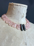 Collar de Cuarzo Rosa Bruto con Cierre Frontal de Plata Oxidada.