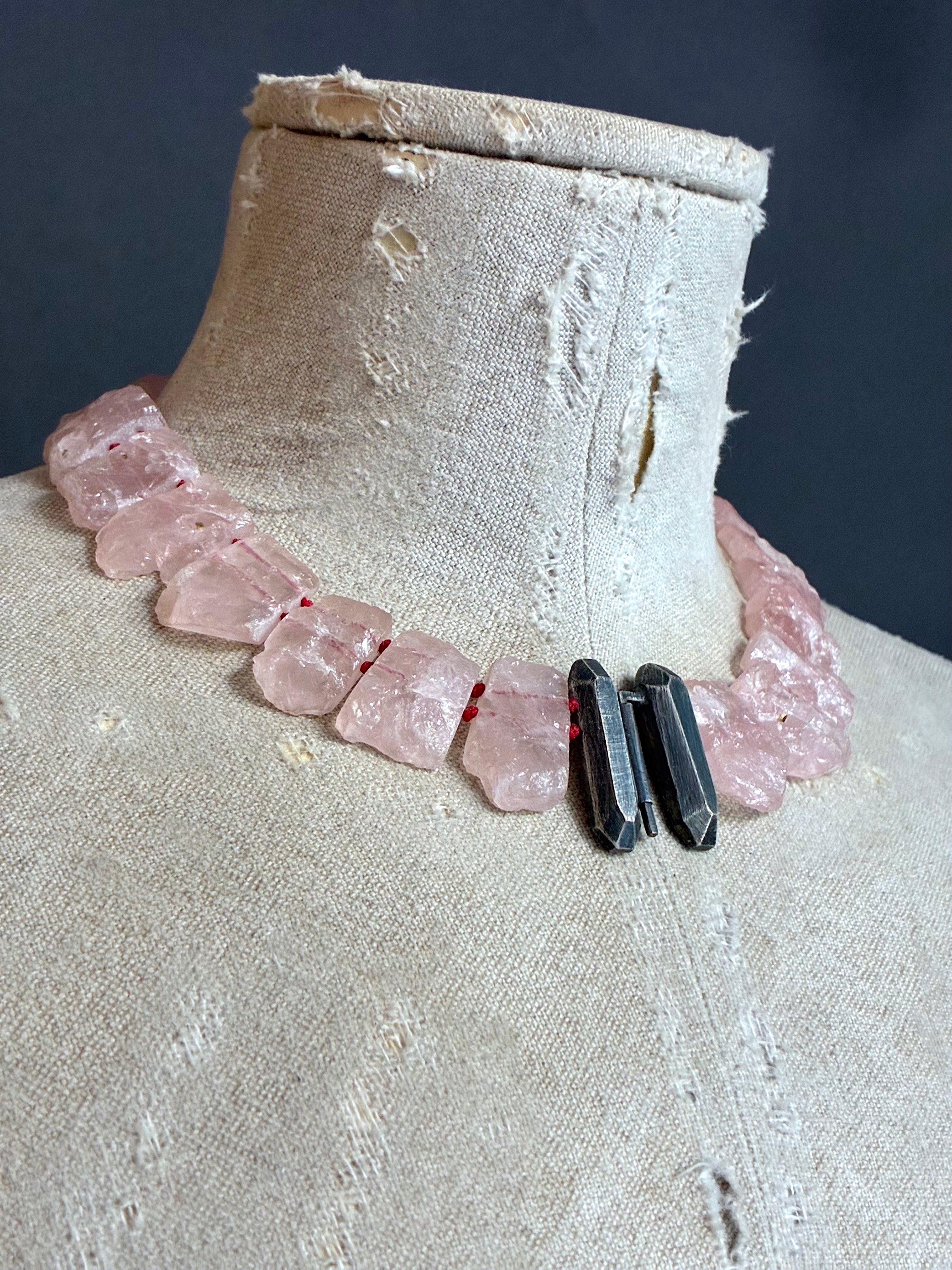 Collar de Cuarzo Rosa Bruto con Cierre Frontal de Plata Oxidada.