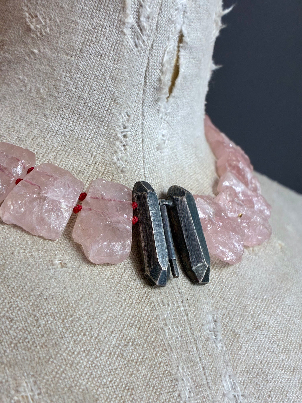Collar de Cuarzo Rosa Bruto con Cierre Frontal de Plata Oxidada.