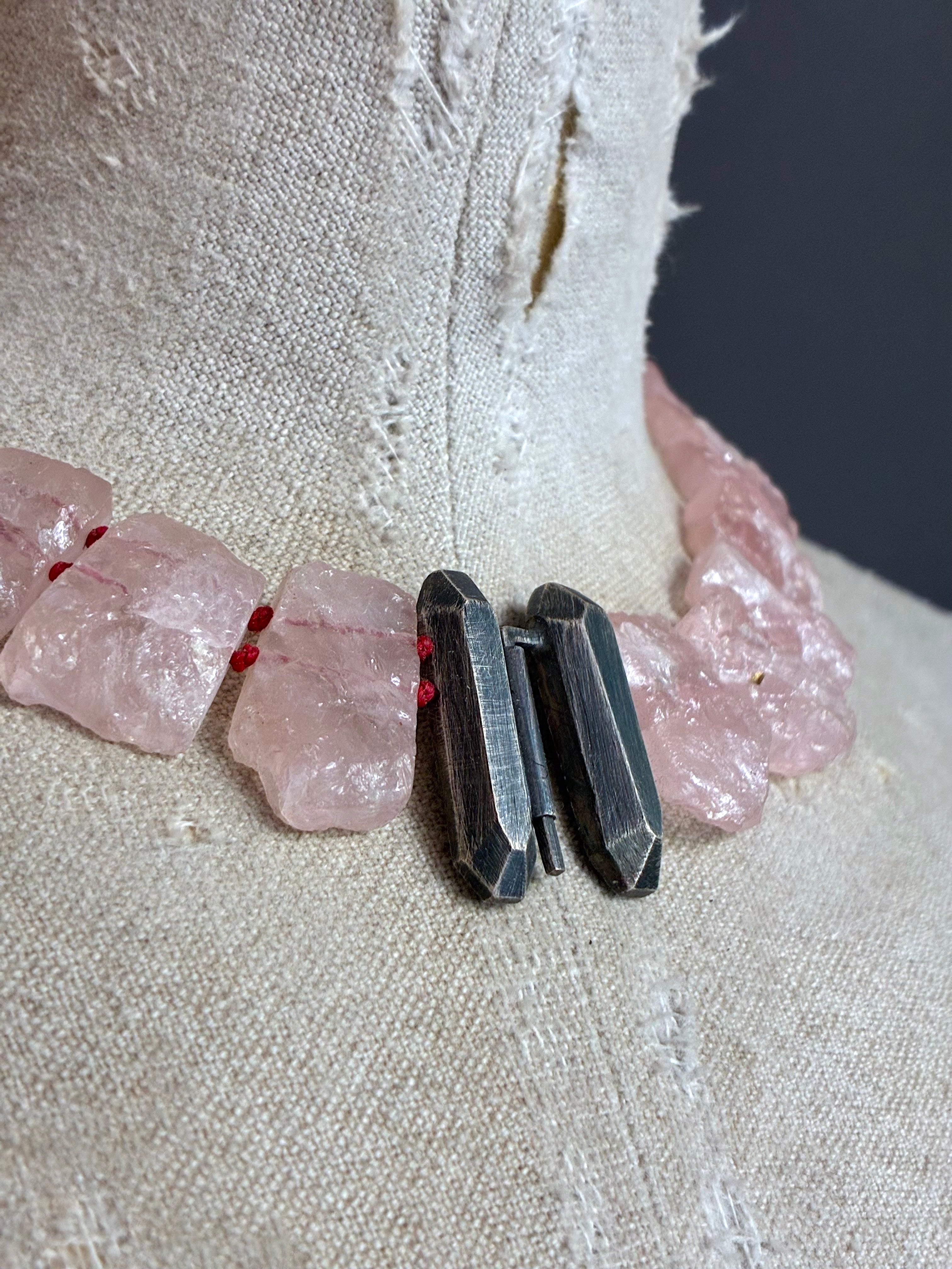 Collar de Cuarzo Rosa Bruto con Cierre Frontal de Plata Oxidada.