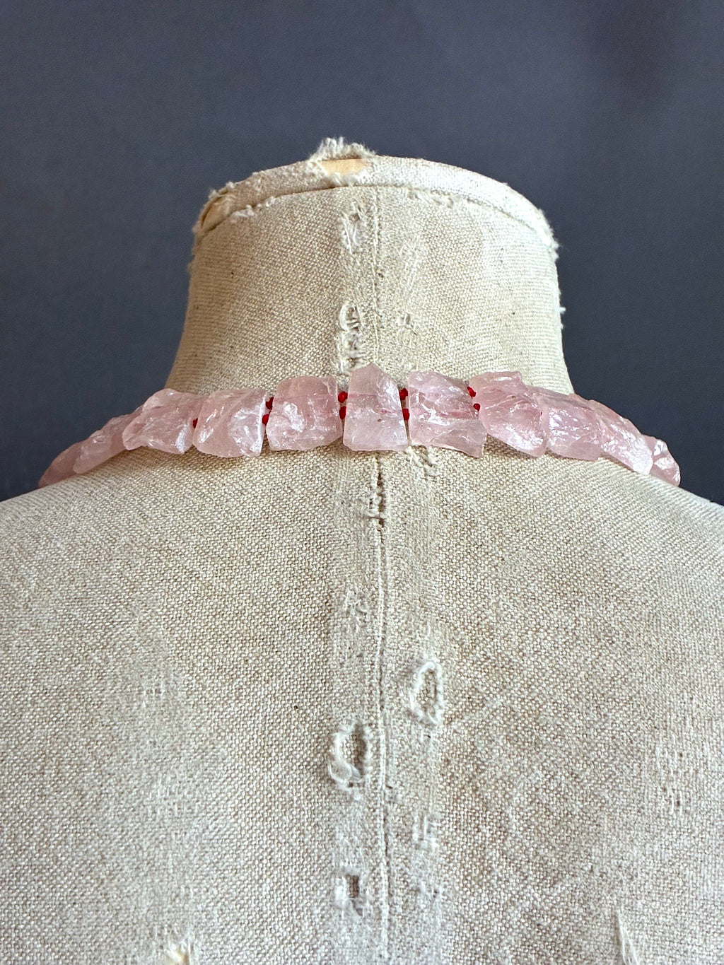 Collar de Cuarzo Rosa Bruto con Cierre Frontal de Plata Oxidada.