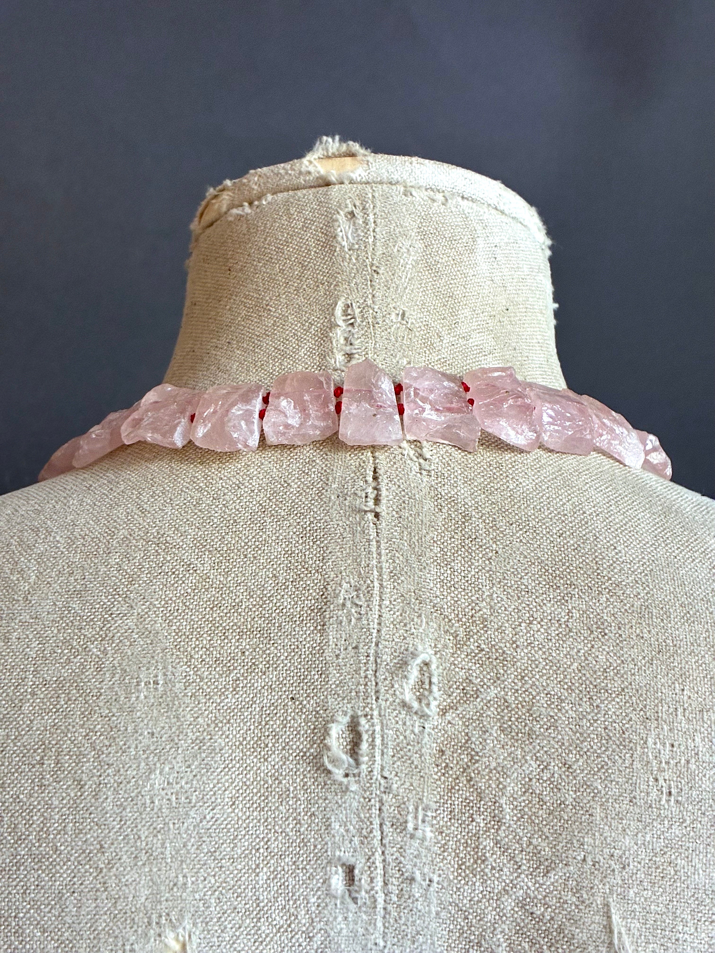 Collar de Cuarzo Rosa Bruto con Cierre Frontal de Plata Oxidada.