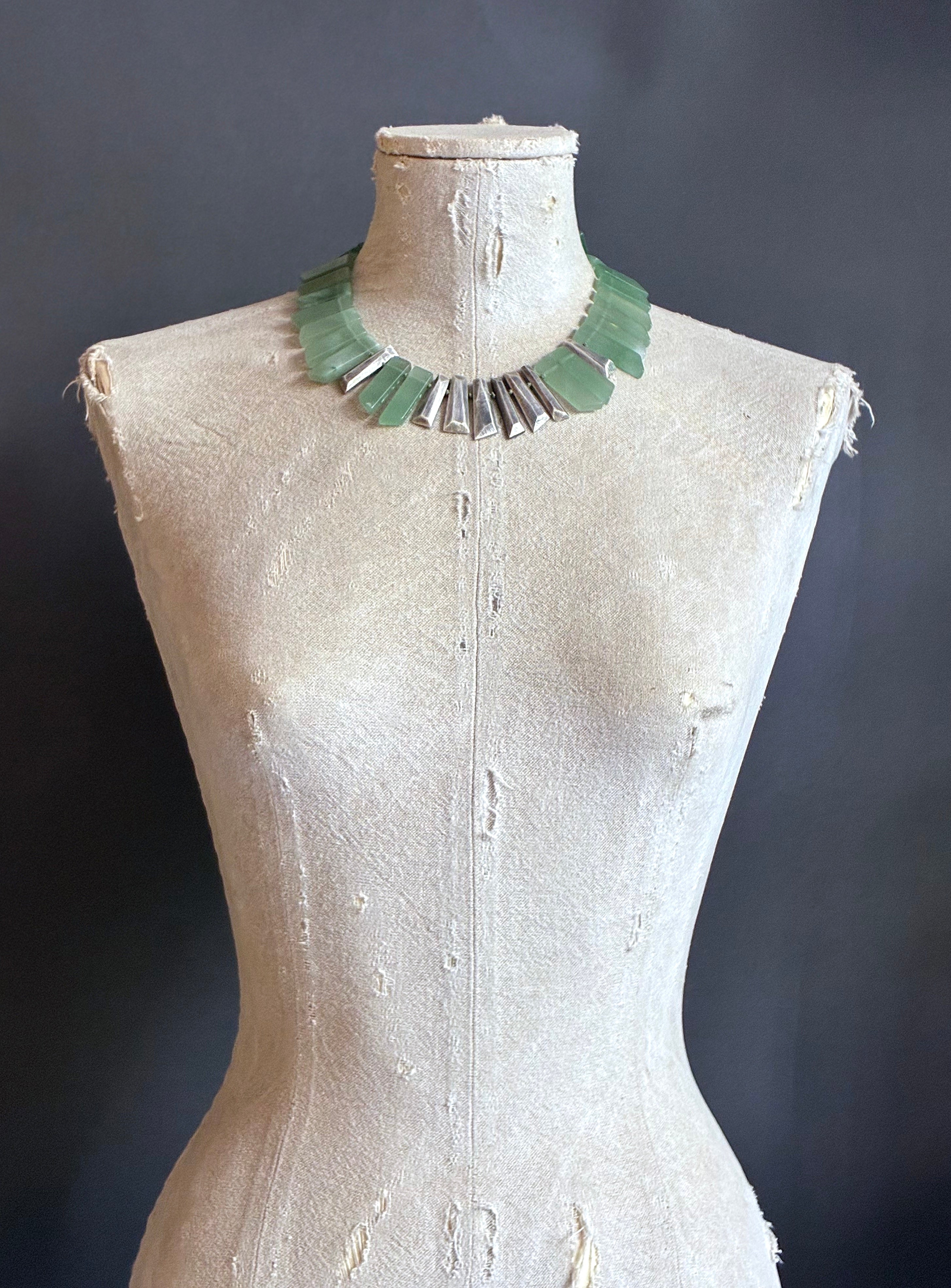 Collar de Aventurina verde y piezas geométricas de plata.