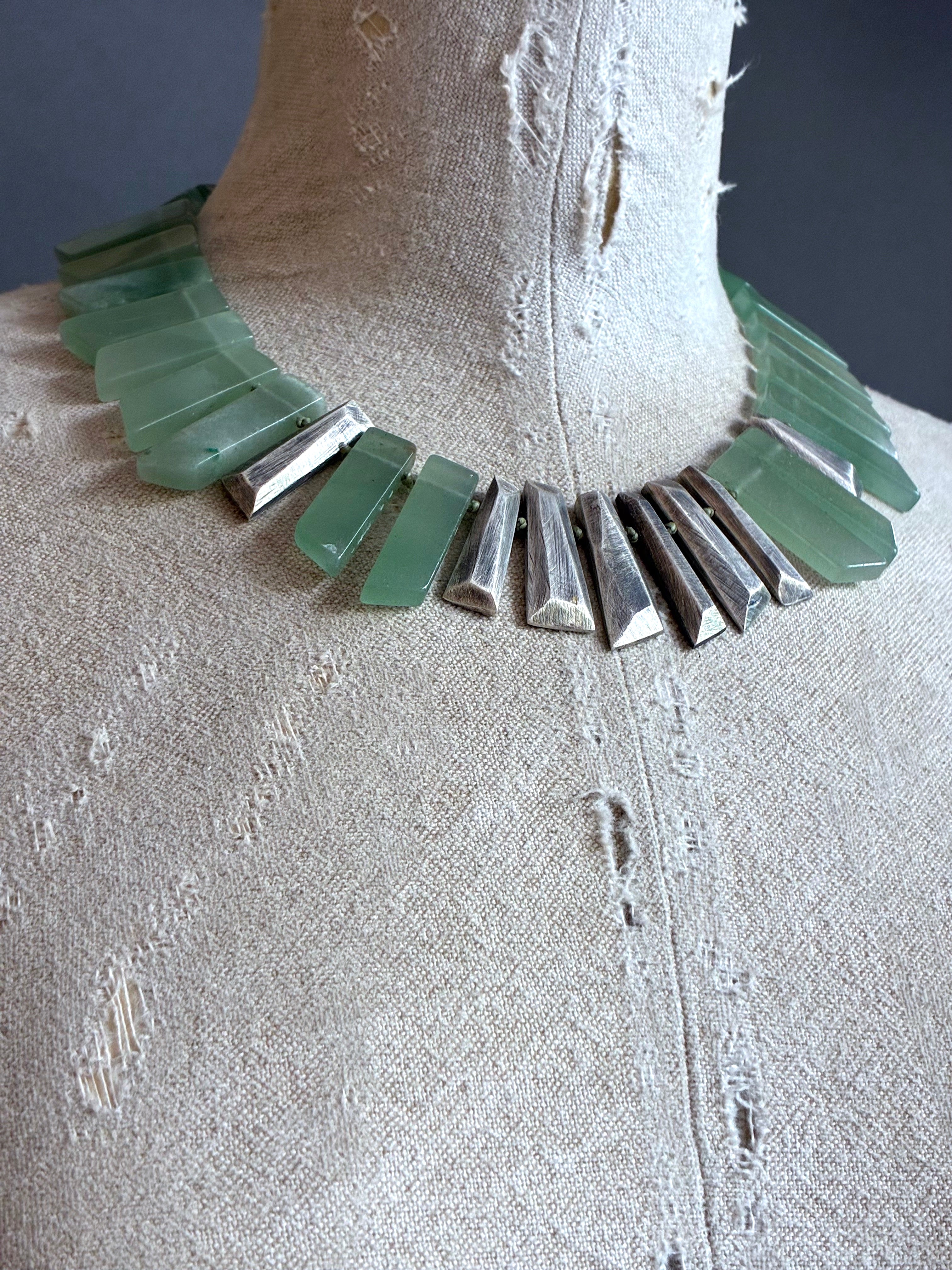 Collar de Aventurina verde y piezas geométricas de plata.