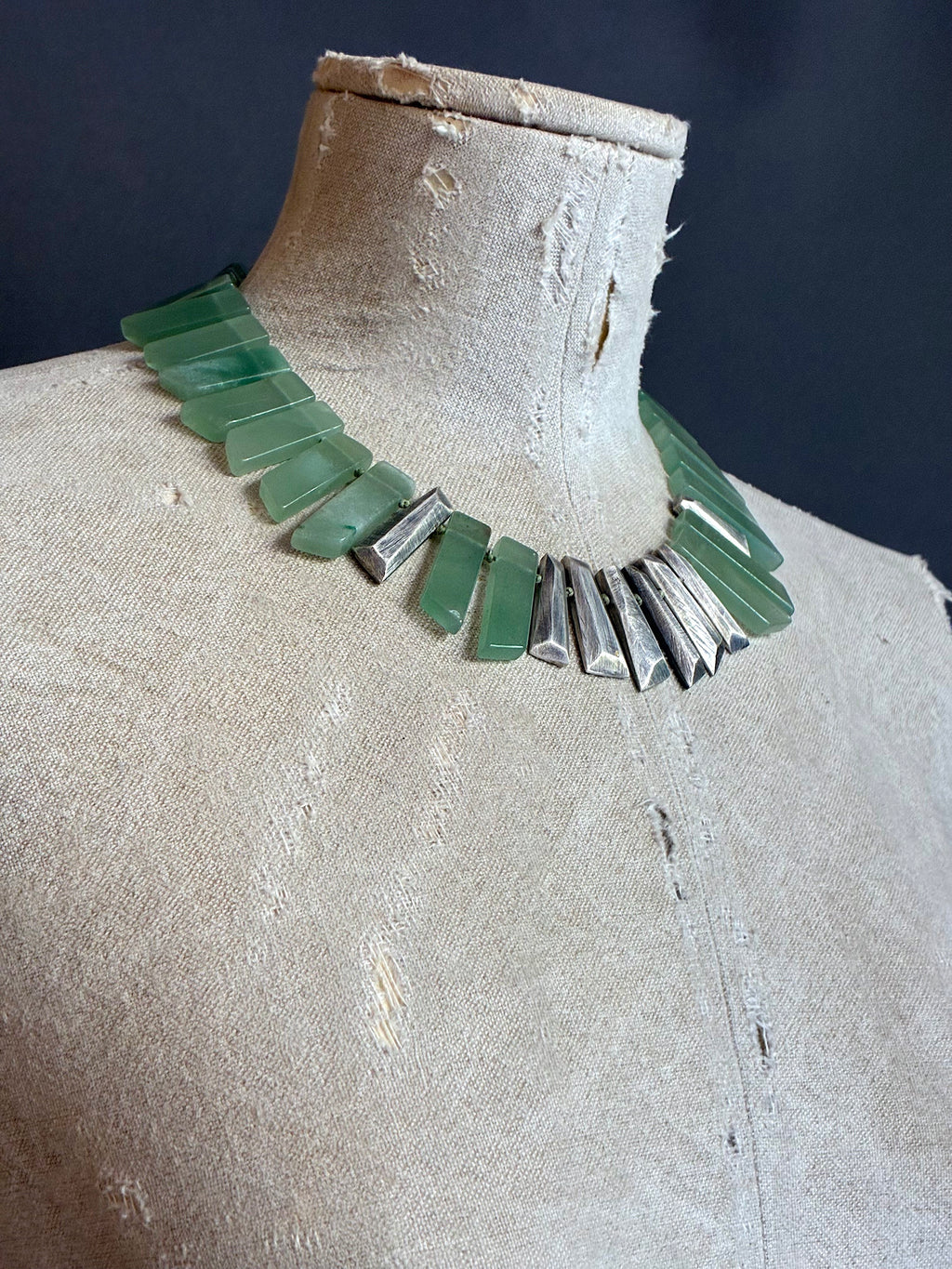 Collar de Aventurina verde y piezas geométricas de plata.