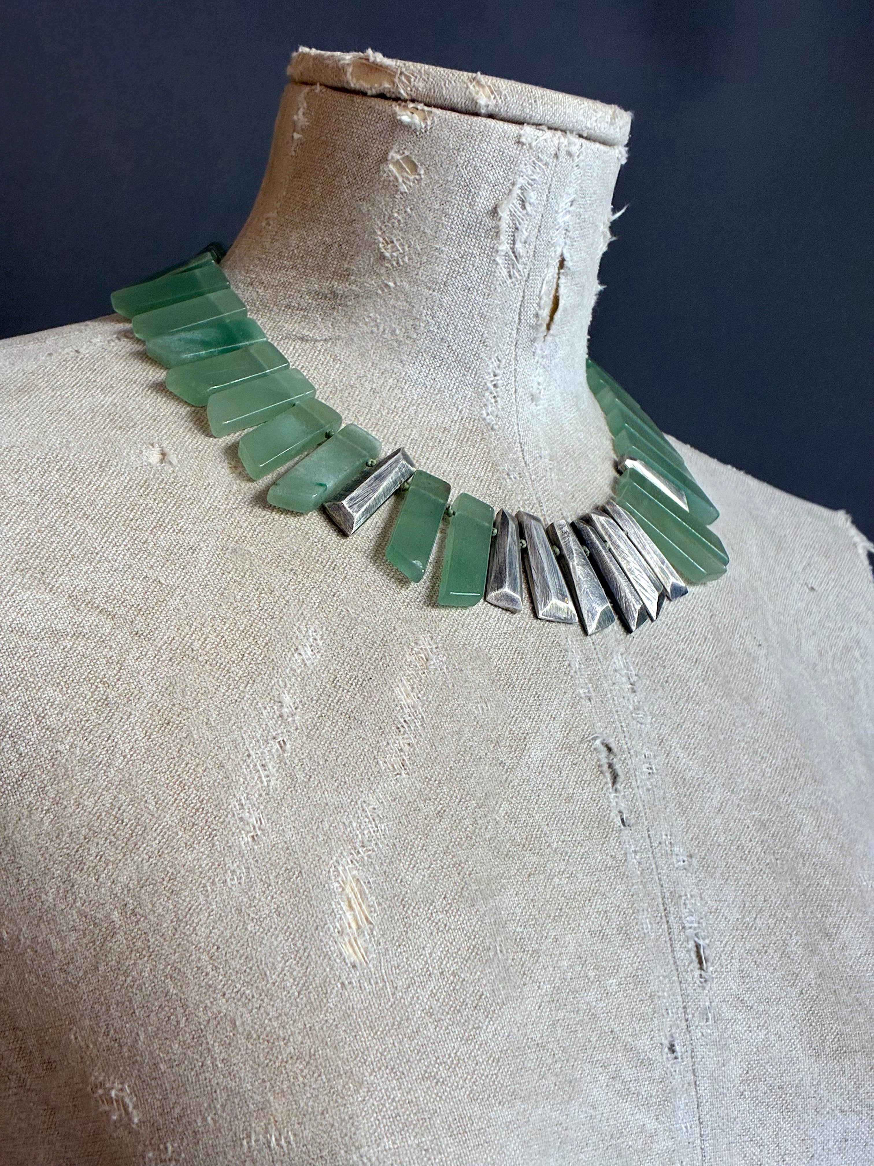 Collar de Aventurina verde y piezas geométricas de plata.