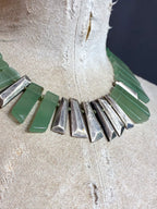 Collar de Aventurina verde y piezas geométricas de plata.