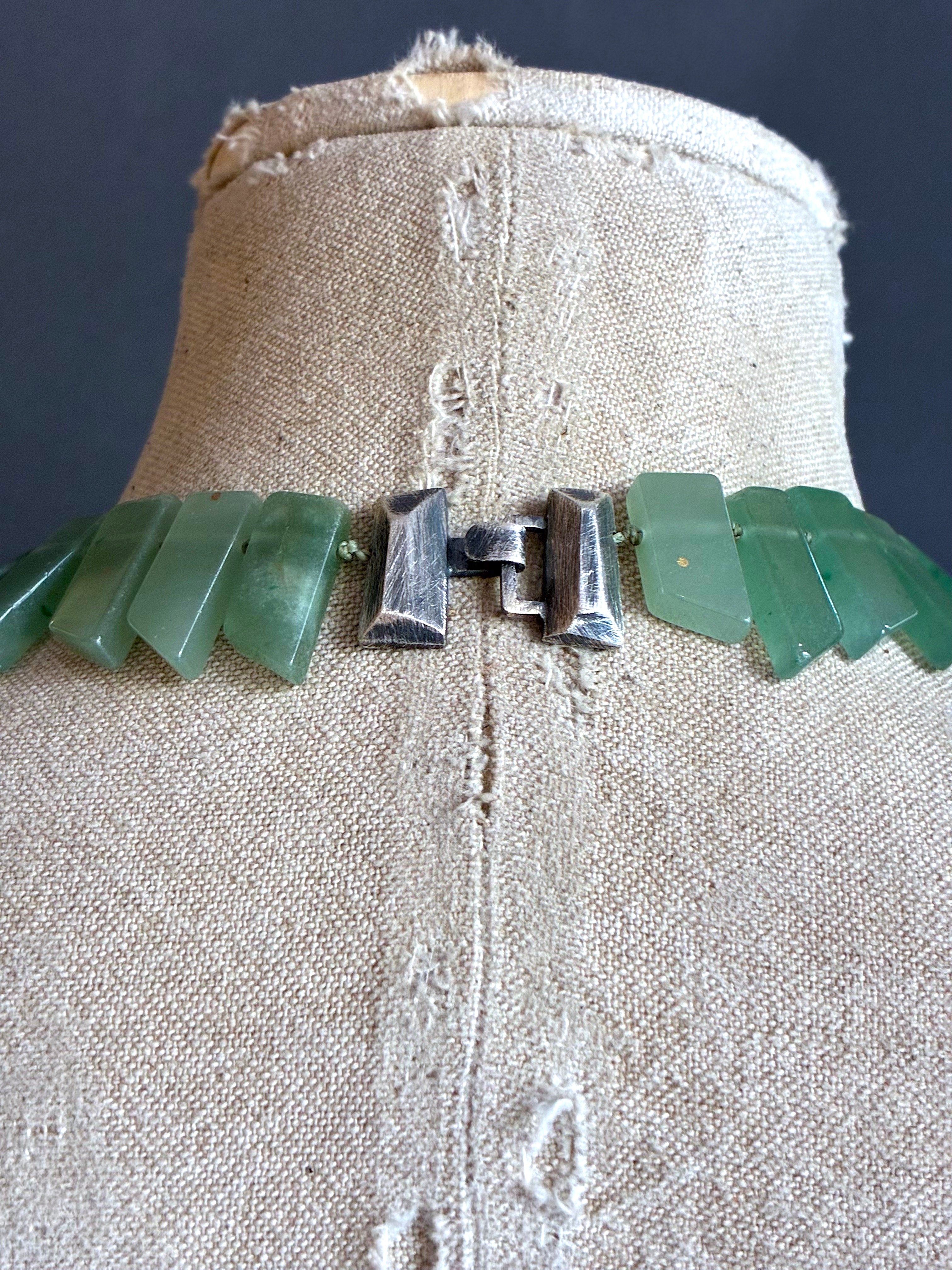 Collar de Aventurina verde y piezas geométricas de plata.