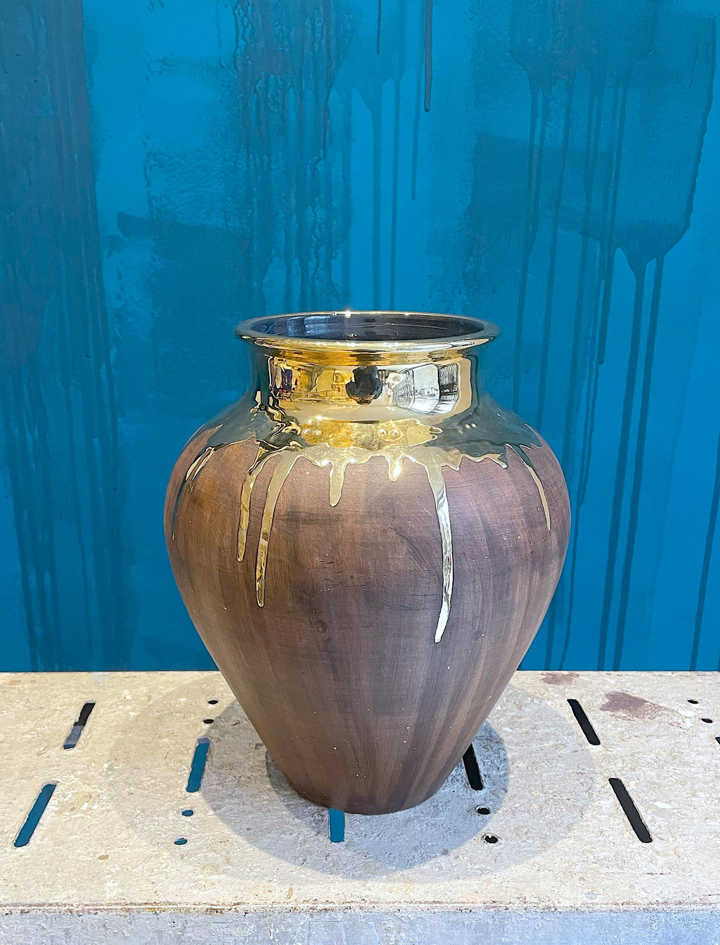 Jarrón con Esmalte Dorado.