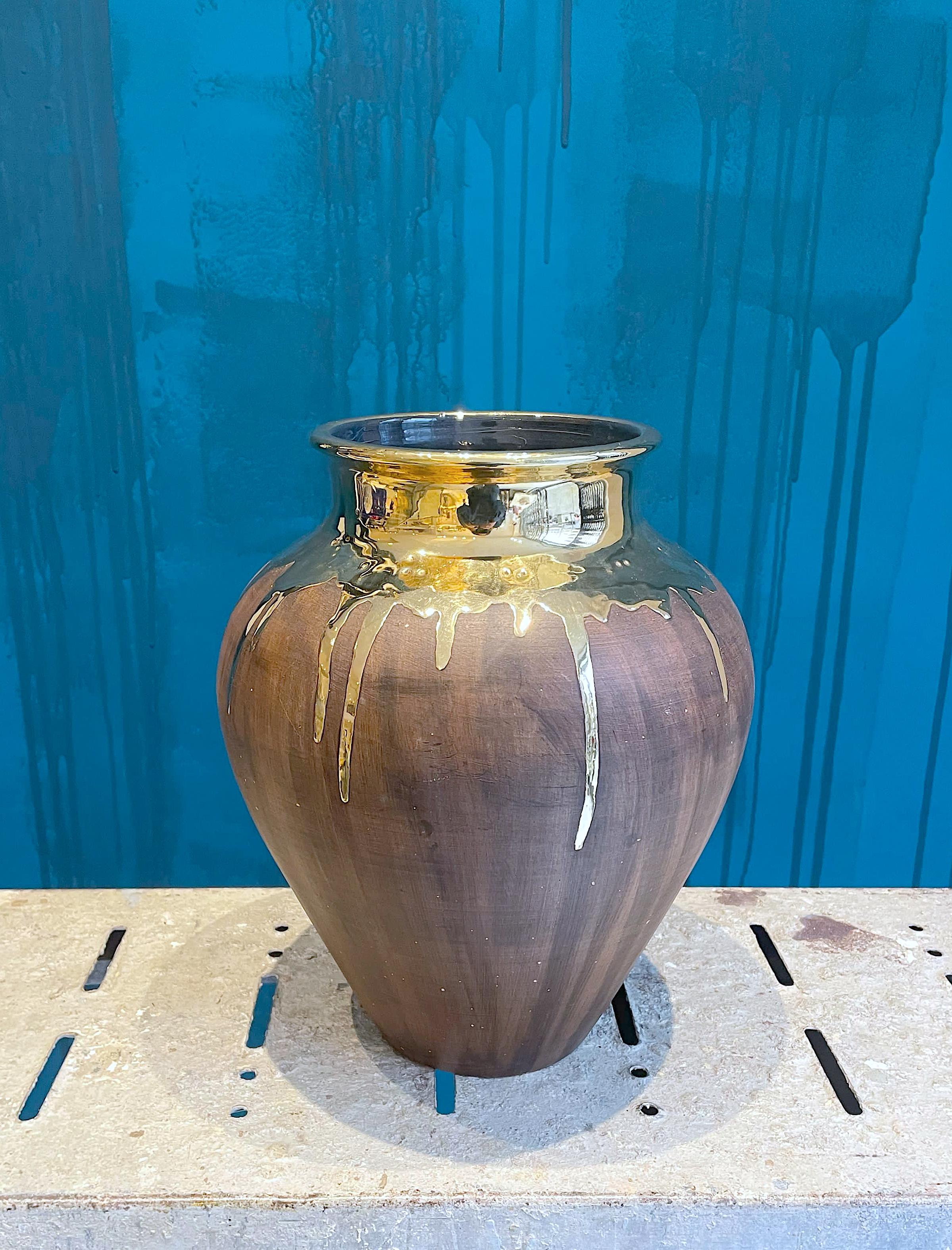 Jarrón con Esmalte Dorado.