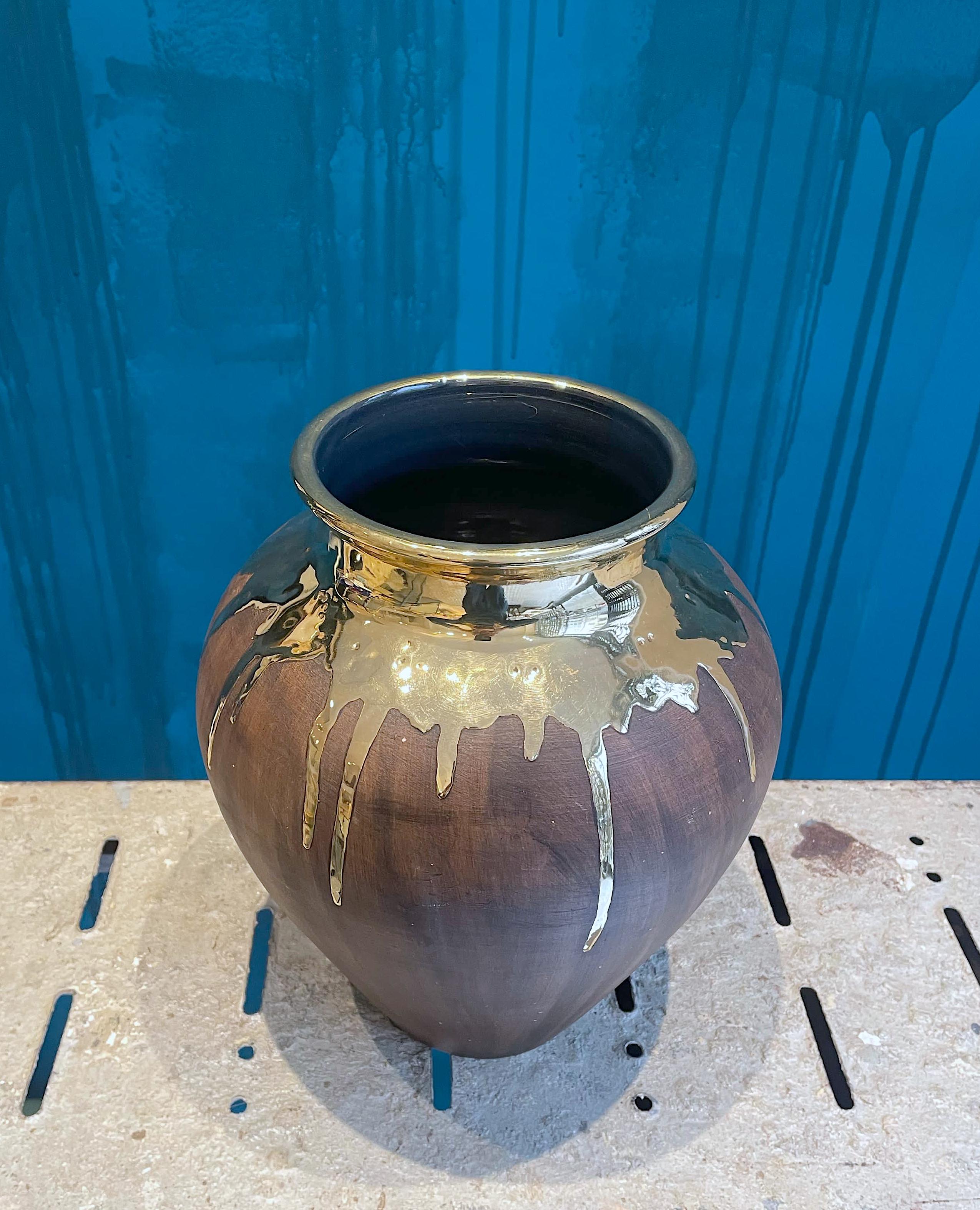 Jarrón con Esmalte Dorado.