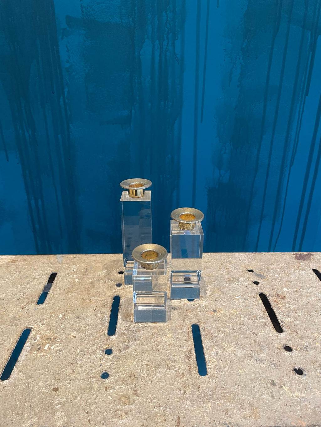 Candelabros de metacrilato y latón (set de 3)