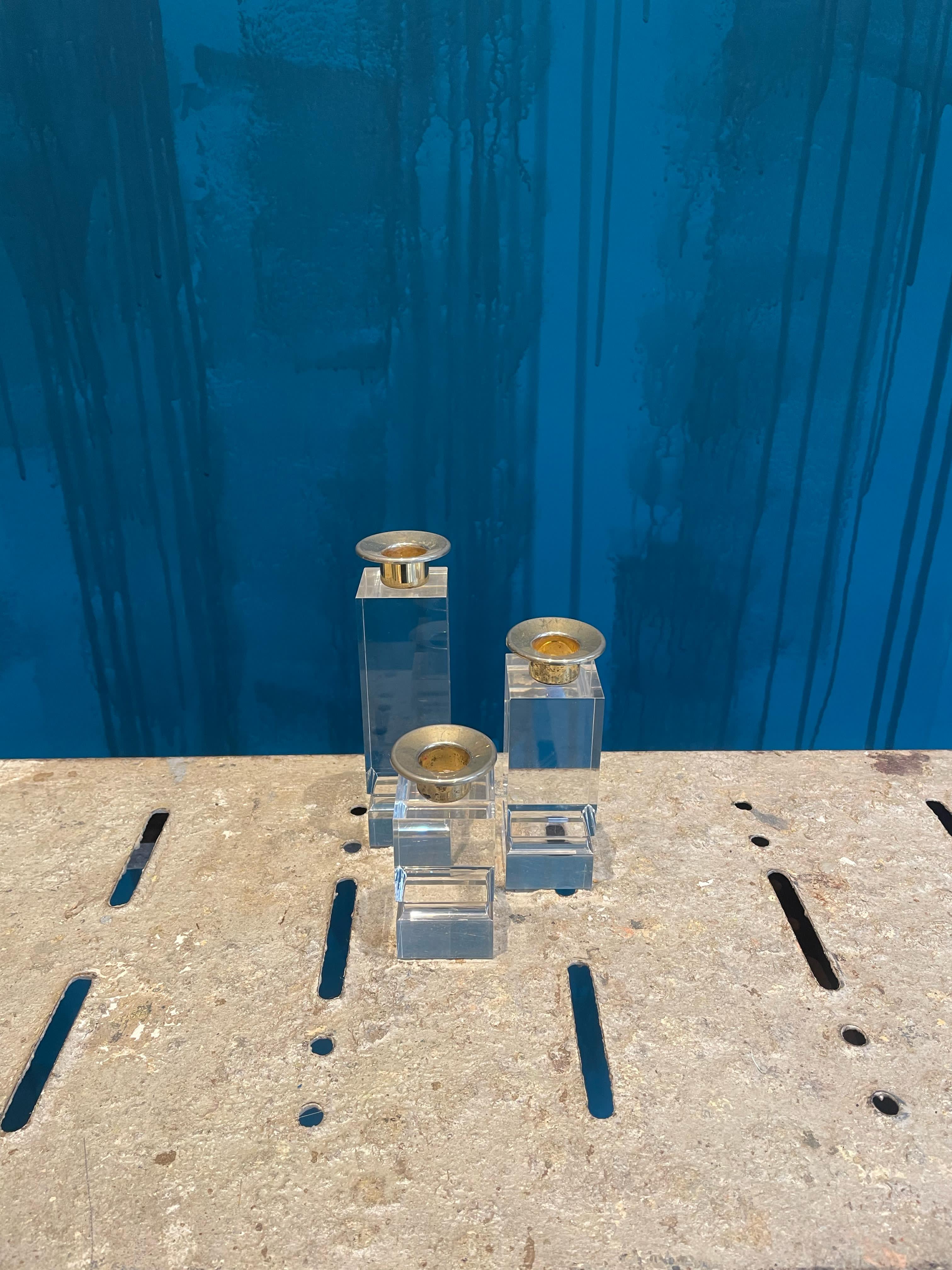 Candelabros de metacrilato y latón (set de 3)