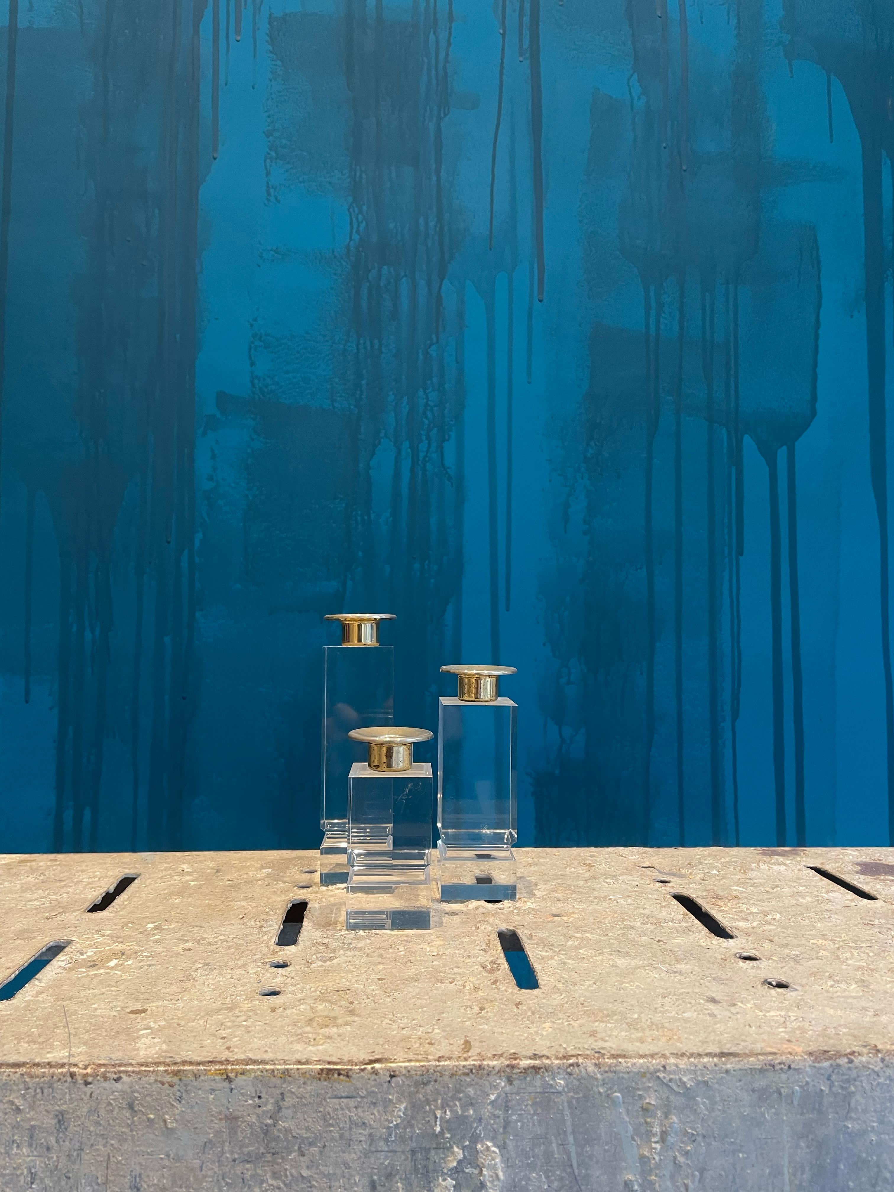 Candelabros de metacrilato y latón (set de 3)