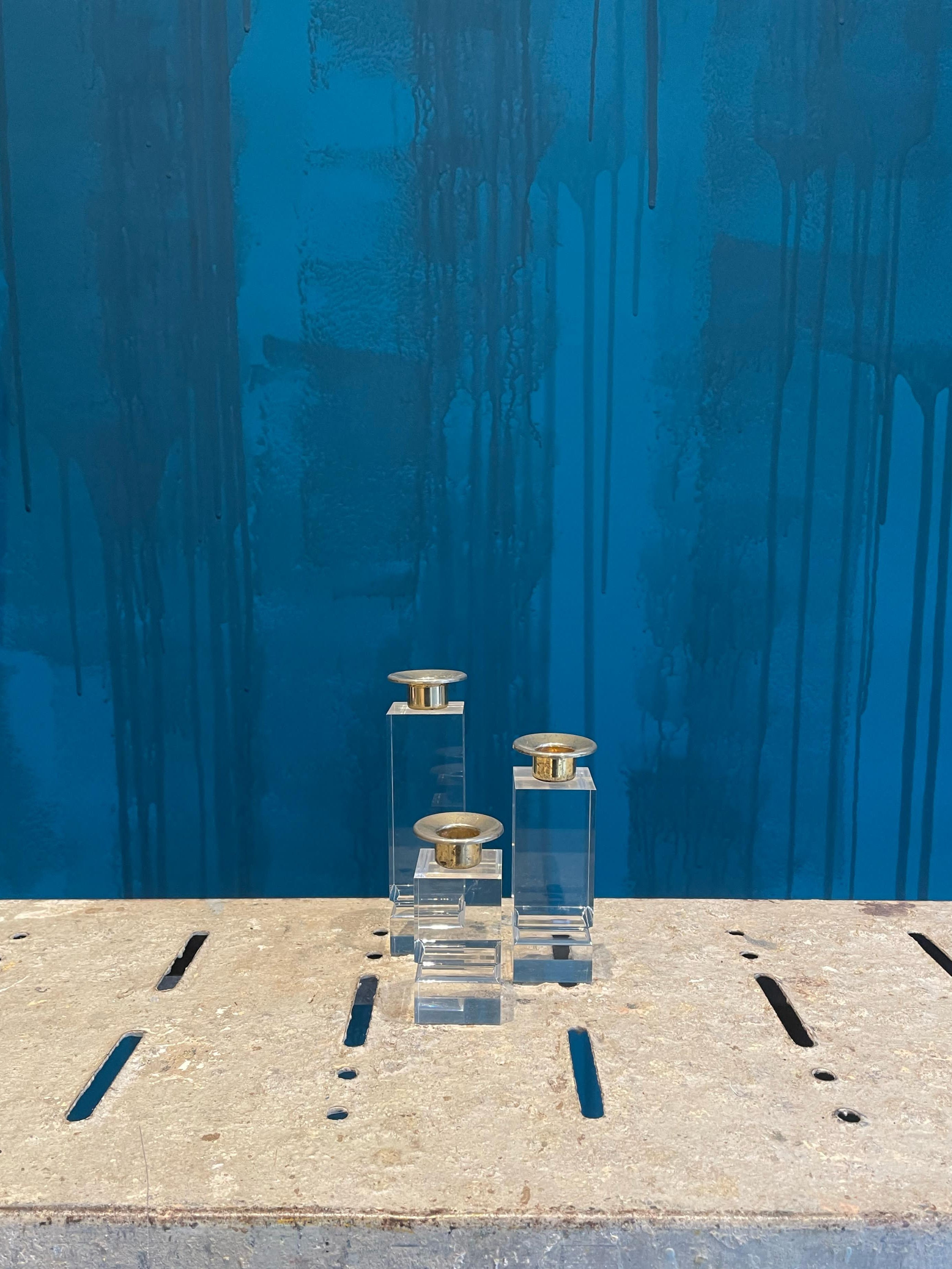 Candelabros de metacrilato y latón (set de 3)