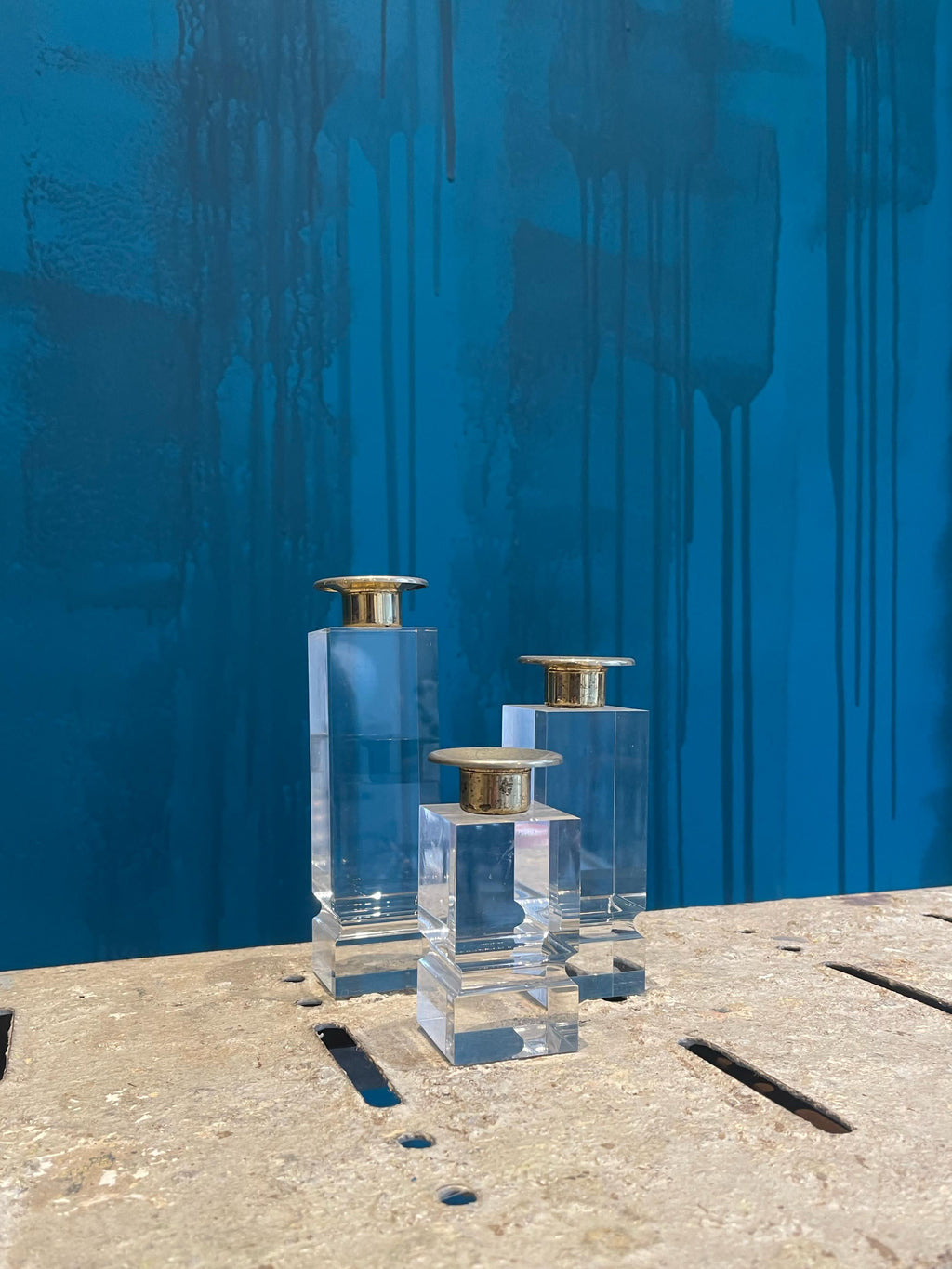 Candelabros de metacrilato y latón (set de 3)