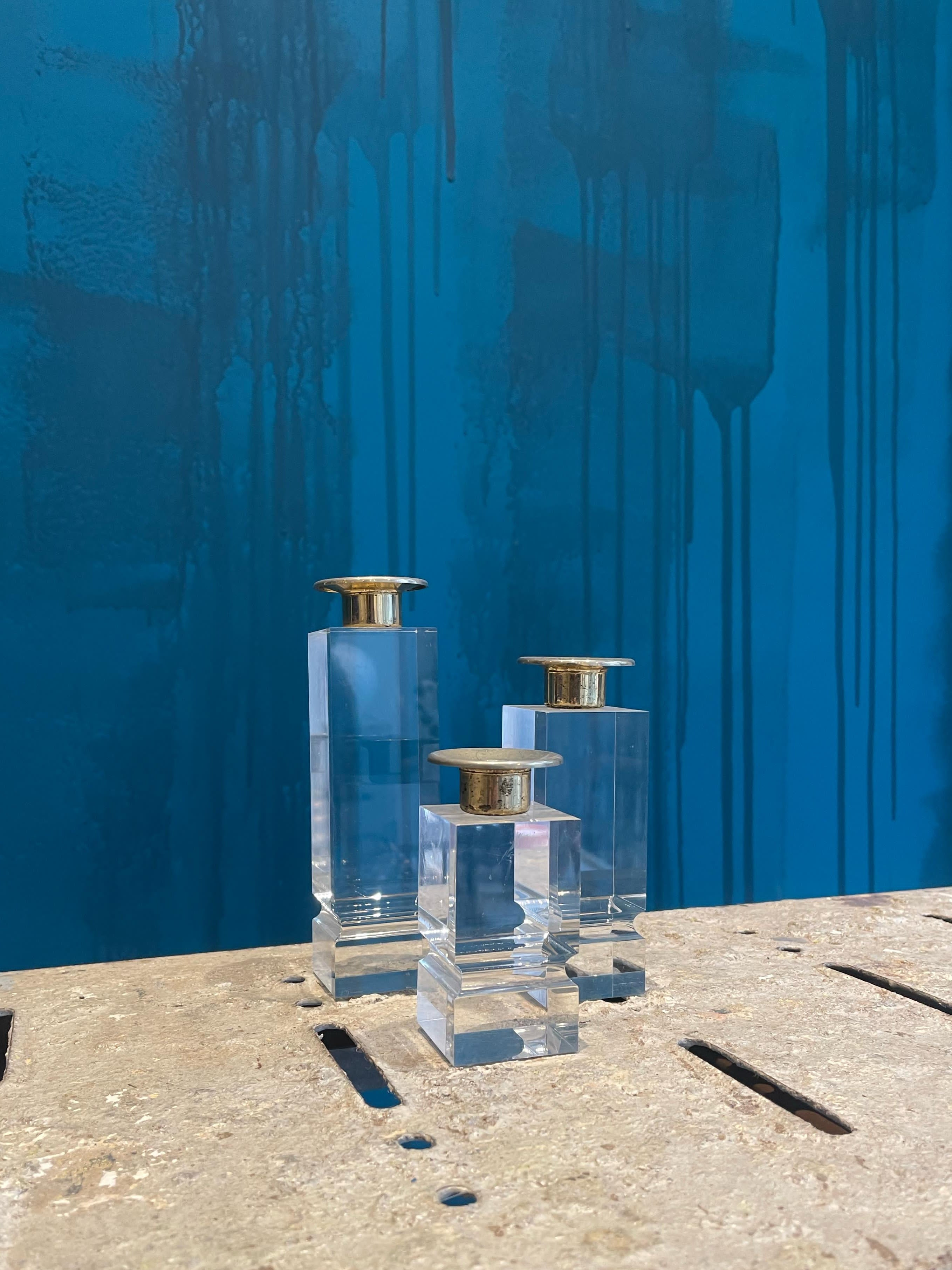 Candelabros de metacrilato y latón (set de 3)