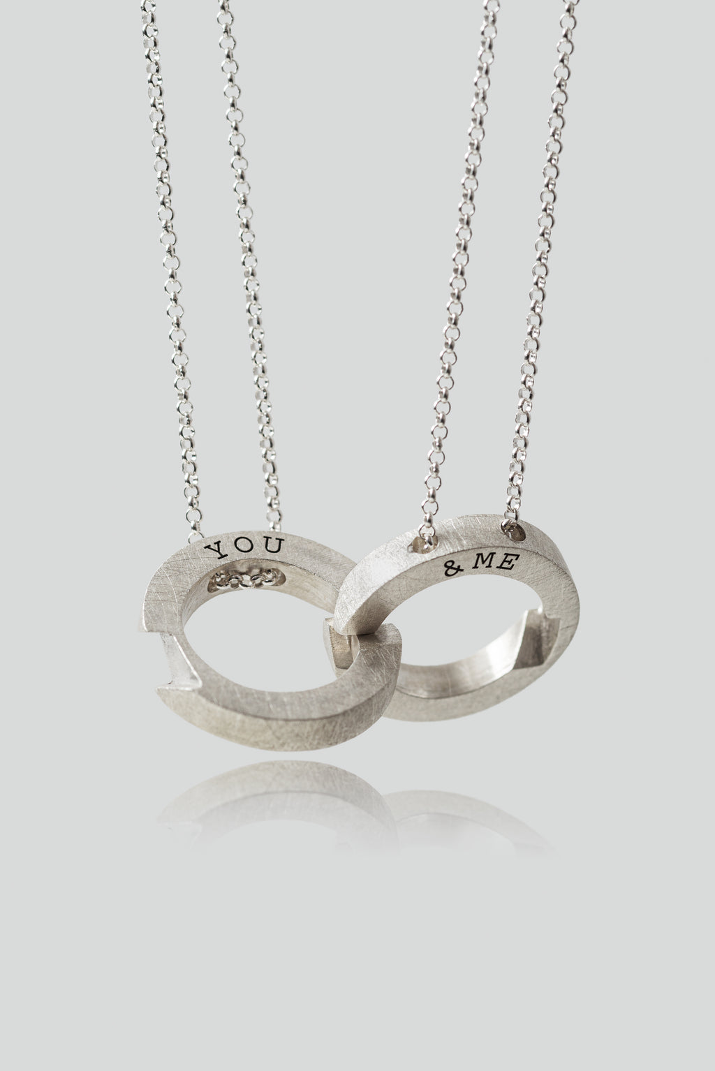 Colgante de círculos entrelazados You & Me